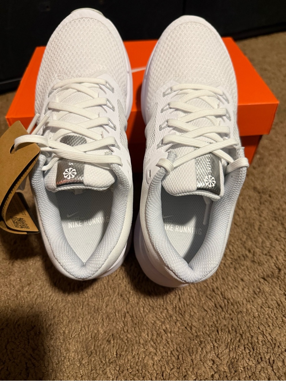 Nike Women's White Running Sneakers with Silver Metallic Swoosh. - Picture 4 of 6